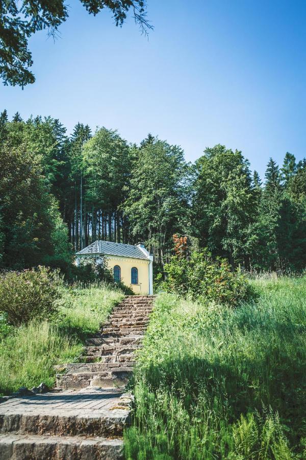 Retro Hotel Pod Zvicinou Bílá Třemešná エクステリア 写真